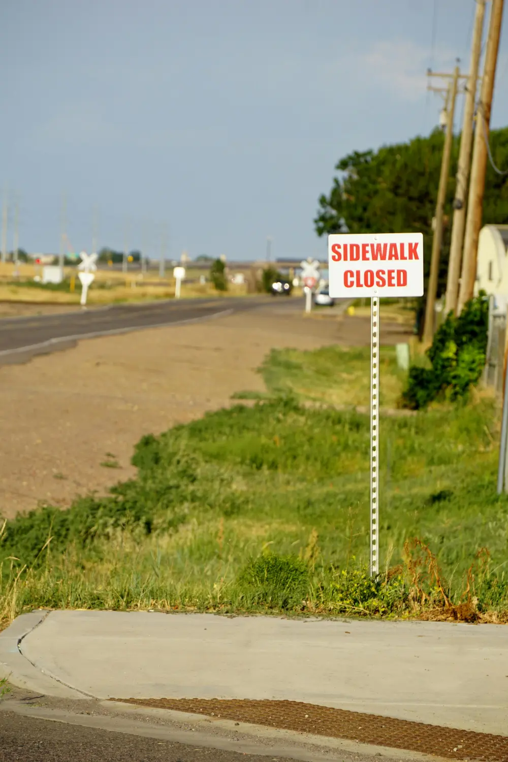 Planungs- und Sachverständigenbüro Wambsganß-Bollweg - professioneller Dienstleister für Verkehrs- und Baustellensicherung - ein Schild „BÜRGERSTEIG GESPERRT“ neben einer Straße.