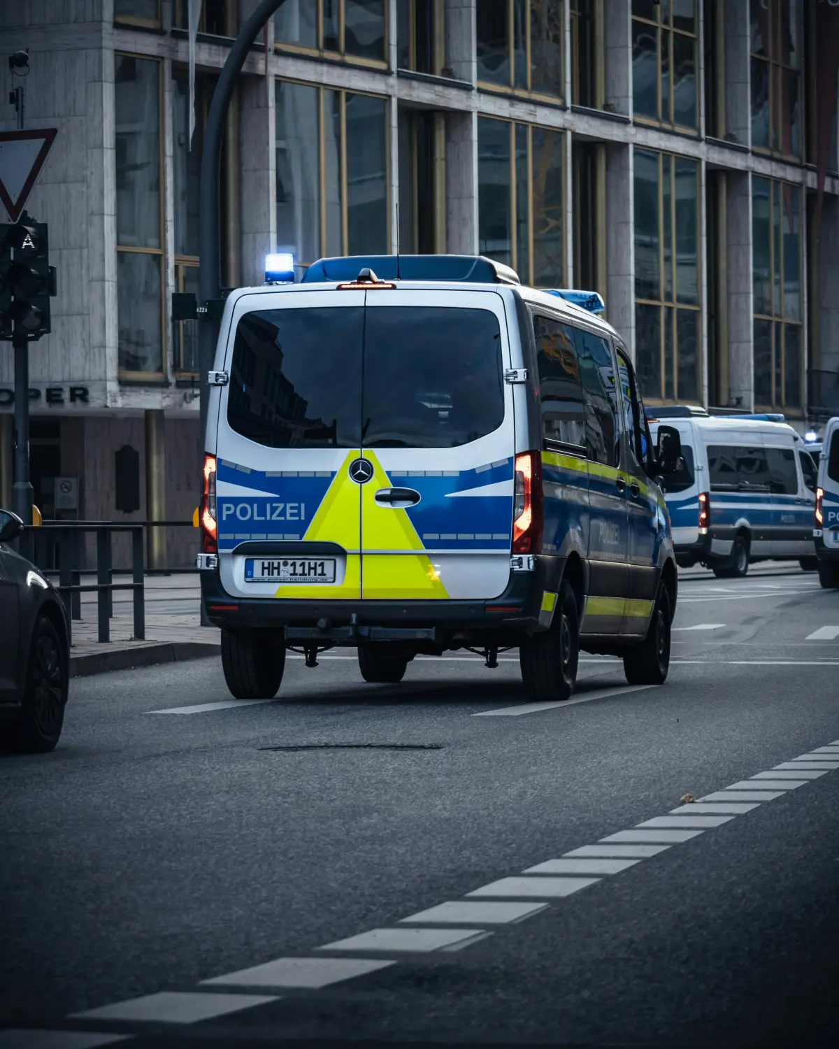 Planungs- und Sachverständigenbüro Wambsganß-Bollweg - professioneller Dienstleister für Verkehrs- und Baustellensicherung - ein deutscher Polizeiwagen auf einer Stadtstraße. Auf der Rückseite des Fahrzeugs ist der Schriftzug „POLIZEI“ zu sehen, was auf Deutsch „Polizei“ bedeutet.